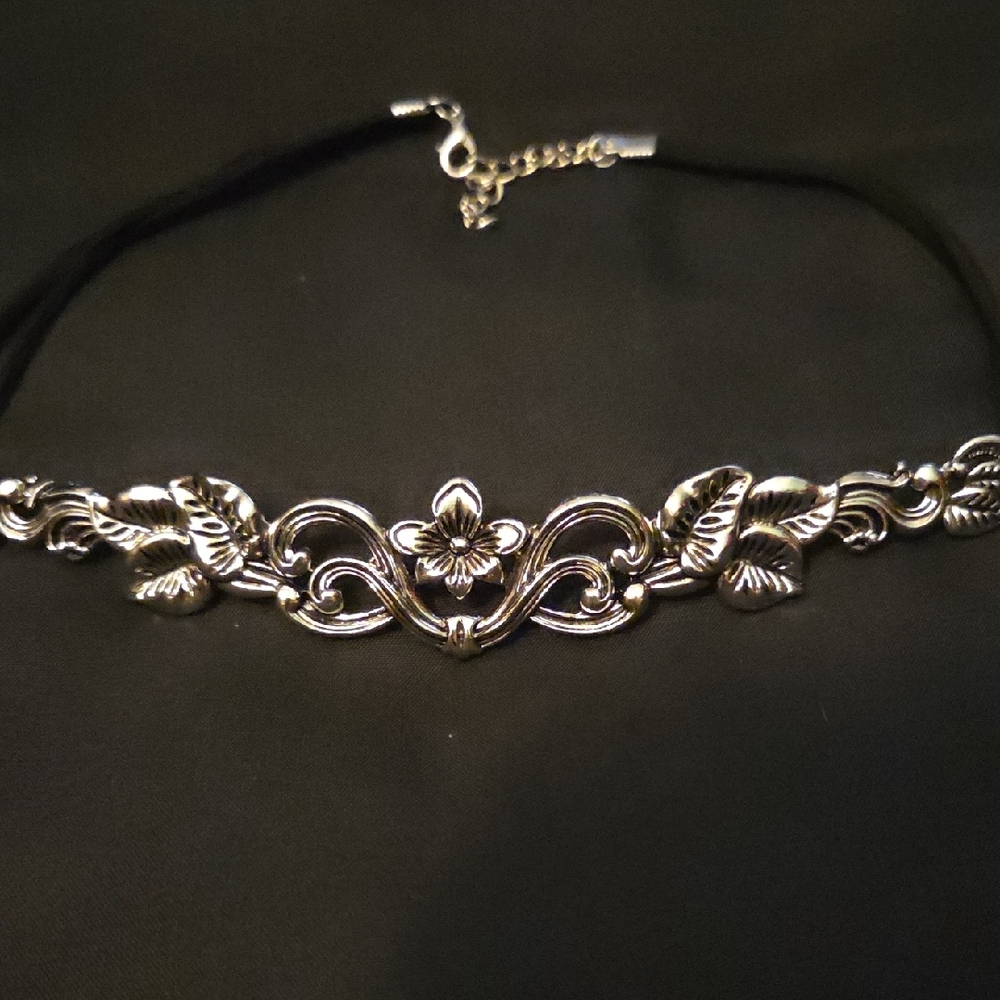 Elegant Silver Floral Choker Necklace - Picture 2 of 5
